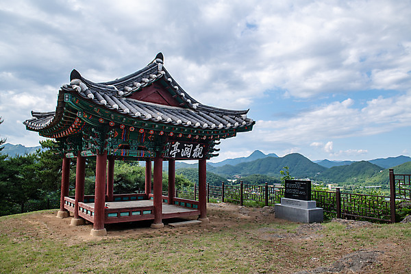 포토 JPG 주간 구름 여행 하늘 풍경 사람없음 야외 여름 관광지 비석 정자 명승지 제천 원호유허비및관란정 제천10경 국내포토 자연요소 건축물 계절 문화재 충청북도 사당 파일형식