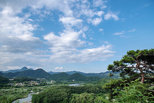 포토 JPG 주간 구름 여행 하늘 풍경 사람없음 야외 여름 관광지 명승지 제천 원호유허비및관란정 제천10경 평창강 국내포토 자연요소 계절 강 문화재 충청북도 사당 파일형식