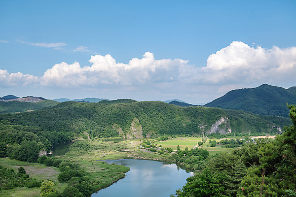 포토 JPG 주간 구름 여행 하늘 풍경 사람없음 야외 여름 관광지 강 명승지 제천 원호유허비및관란정 제천10경 평창강 국내포토 자연요소 계절 문화재 충청북도 사당 파일형식
