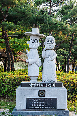 포토 JPG 주간 나무 여행 풍경 사람없음 야외 여름 관광지 동상 명승지 제천 박달재 제천10경 국내포토 자연요소 식물 계절 조형물 문화재 기념물 충청북도 파일형식