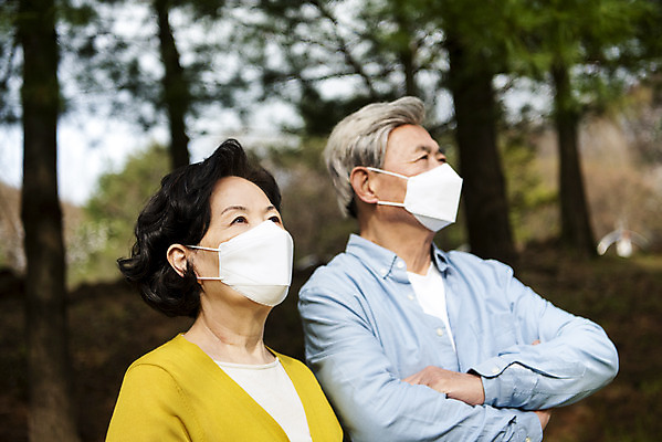포토 JPG 주간 응시 여자 노년 남자 건강 마스크 상반신 야외 두명 옆모습 팔짱 환경 노부부 한국인 호흡기관 기관지 바이러스 호흡 60대 감기 사회이슈 감염 먼지 70대 공기 박테리아 노약자 세균감염 노인만 미세먼지 코로나바이러스 국내포토 자연요소 부부 시선 뷰포인트 컨셉 의학 모션 사람 동양인 성인 장기_의학 질병 성인만 파일형식