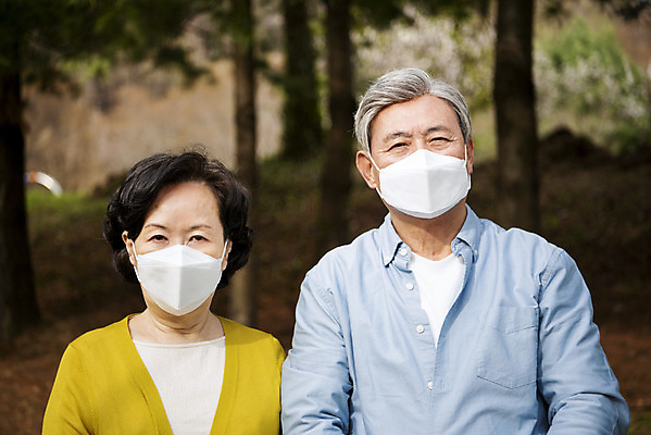 포토 JPG 주간 여자 노년 남자 건강 마스크 상반신 야외 두명 앞모습 환경 노부부 한국인 호흡기관 기관지 바이러스 호흡 60대 감기 사회이슈 감염 먼지 70대 공기 박테리아 노약자 세균감염 노인만 미세먼지 코로나바이러스 국내포토 자연요소 부부 뷰포인트 컨셉 의학 사람 동양인 성인 장기_의학 질병 성인만 파일형식