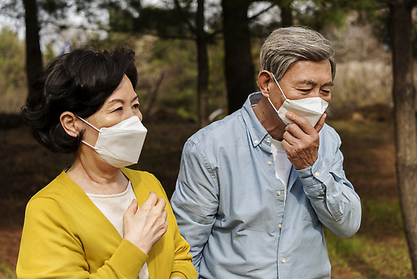 포토 JPG 주간 여자 노년 남자 건강 마스크 상반신 야외 두명 옆모습 환경 노부부 한국인 호흡기관 기관지 바이러스 호흡 60대 감기 사회이슈 감염 먼지 70대 공기 박테리아 기침 노약자 세균감염 노인만 미세먼지 코로나바이러스 국내포토 자연요소 부부 뷰포인트 컨셉 의학 사람 동양인 성인 장기_의학 질병 성인만 파일형식