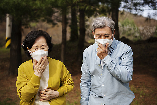 포토 JPG 주간 여자 노년 남자 건강 마스크 상반신 야외 두명 앞모습 환경 노부부 한국인 호흡기관 기관지 바이러스 호흡 60대 감기 사회이슈 감염 먼지 70대 공기 박테리아 기침 노약자 세균감염 노인만 미세먼지 코로나바이러스 국내포토 자연요소 부부 뷰포인트 컨셉 의학 사람 동양인 성인 장기_의학 질병 성인만 파일형식