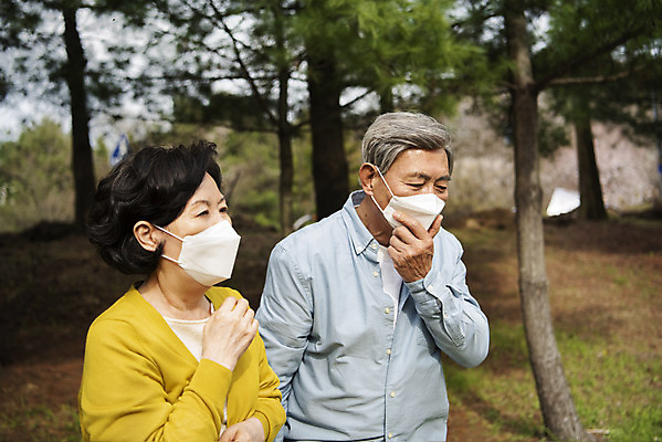 포토 JPG 주간 여자 노년 남자 건강 마스크 상반신 야외 두명 옆모습 환경 노부부 한국인 호흡기관 기관지 바이러스 호흡 60대 감기 사회이슈 감염 먼지 70대 공기 박테리아 기침 노약자 세균감염 노인만 미세먼지 코로나바이러스 국내포토 자연요소 부부 뷰포인트 컨셉 의학 사람 동양인 성인 장기_의학 질병 성인만 파일형식