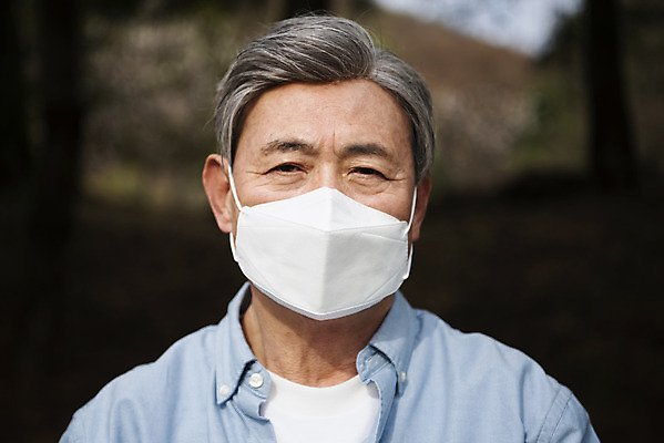 포토 JPG 주간 노년 남자 건강 마스크 한명 상반신 야외 앞모습 환경 한국인 호흡기관 기관지 바이러스 호흡 감기 사회이슈 감염 먼지 70대 공기 박테리아 노약자 세균감염 노인남자한명만 미세먼지 코로나바이러스 국내포토 자연요소 1 뷰포인트 컨셉 의학 사람 동양인 성인 장기_의학 질병 남자한명만 노인남자만 파일형식
