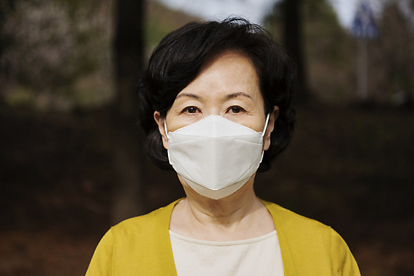 포토 JPG 주간 여자 노년 건강 마스크 한명 상반신 야외 앞모습 환경 한국인 호흡기관 기관지 바이러스 호흡 60대 감기 사회이슈 감염 먼지 공기 박테리아 노약자 세균감염 노인여자한명만 미세먼지 코로나바이러스 국내포토 자연요소 1 뷰포인트 컨셉 의학 사람 동양인 성인 장기_의학 질병 여자한명만 노인여자만 파일형식