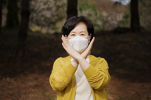 포토 JPG 주간 여자 노년 건강 마스크 한명 상반신 야외 앞모습 환경 한국인 금지 호흡기관 기관지 바이러스 호흡 60대 X 감기 거절 사회이슈 아니오 감염 먼지 반대 공기 박테리아 노약자 세균감염 노인여자한명만 미세먼지 코로나바이러스 국내포토 자연요소 1 알파벳 뷰포인트 컨셉 의학 사람 동양인 성인 장기_의학 질병 여자한명만 노인여자만 파일형식