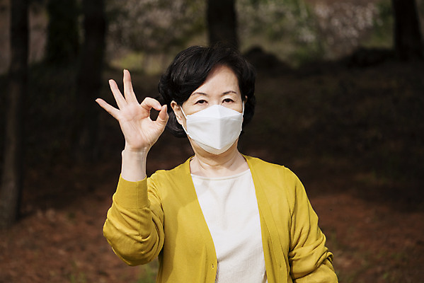 포토 JPG 주간 여자 노년 건강 마스크 한명 상반신 야외 앞모습 환경 한국인 호흡기관 기관지 바이러스 호흡 60대 OK 감기 사회이슈 감염 먼지 공기 박테리아 노약자 세균감염 노인여자한명만 미세먼지 코로나바이러스 국내포토 자연요소 1 뷰포인트 컨셉 의학 사람 동양인 손짓 성인 장기_의학 질병 여자한명만 노인여자만 파일형식