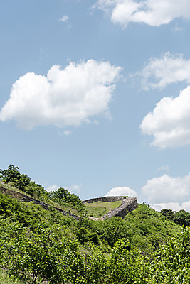 포토 JPG 주간 나무 구름 여행 하늘 풍경 사람없음 야외 여름 관광지 돌_바위 국내여행 단양 명승지 성곽길 단양적성 성재산 국내포토 자연요소 식물 계절 길 산 충청북도 산성 파일형식
