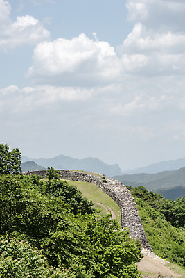 포토 JPG 주간 나무 구름 여행 하늘 풍경 사람없음 야외 여름 관광지 돌_바위 국내여행 단양 명승지 성곽길 단양적성 성재산 국내포토 자연요소 식물 계절 길 산 충청북도 산성 파일형식