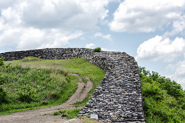 포토 JPG 주간 나무 구름 여행 하늘 풍경 사람없음 야외 여름 관광지 돌_바위 국내여행 단양 명승지 성곽길 단양적성 성재산 국내포토 자연요소 식물 계절 길 산 충청북도 산성 파일형식