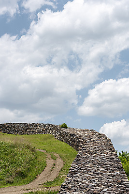포토 JPG 주간 구름 여행 하늘 풍경 사람없음 야외 여름 관광지 돌_바위 국내여행 단양 명승지 성곽길 단양적성 성재산 국내포토 자연요소 계절 길 산 충청북도 산성 파일형식