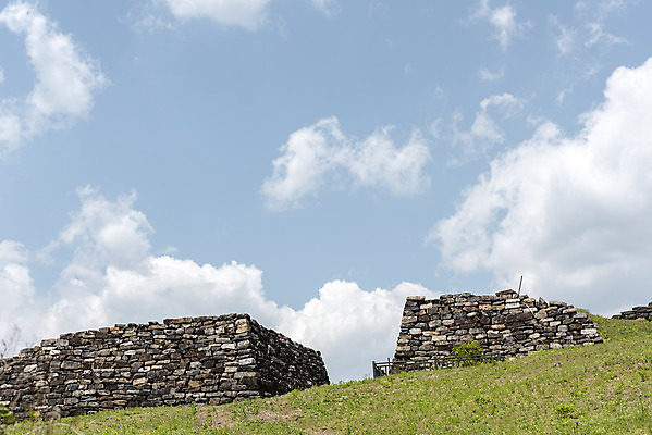 포토 JPG 주간 구름 여행 하늘 풍경 사람없음 야외 여름 관광지 돌_바위 국내여행 단양 명승지 성곽길 단양적성 성재산 국내포토 자연요소 계절 길 산 충청북도 산성 파일형식