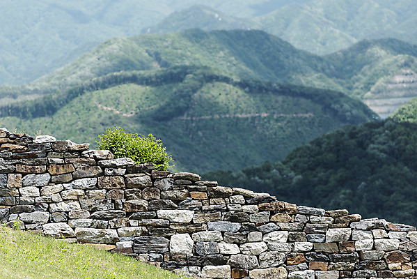 포토 JPG 주간 여행 풍경 사람없음 야외 여름 관광지 돌_바위 국내여행 단양 명승지 성곽길 단양적성 성재산 국내포토 자연요소 계절 길 산 충청북도 산성 파일형식
