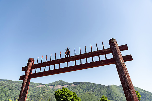 포토 JPG 주간 로우앵글 여행 하늘 풍경 사람없음 야외 여름 관광지 문화재 국내여행 단양 명승지 향교 홍살문 영춘향교 국내포토 자연요소 계절 뷰포인트 고건축 전통문 충청북도 교육기관 파일형식