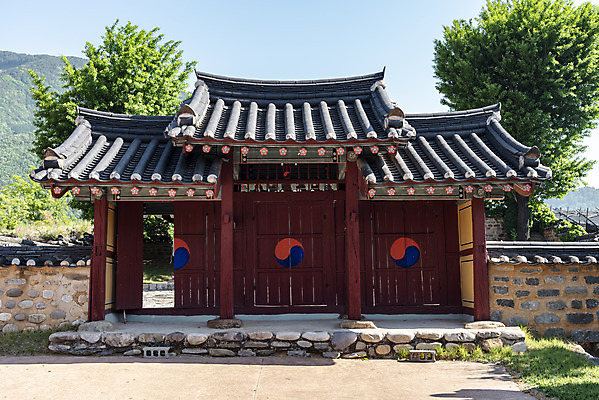 포토 JPG 주간 나무 한국전통 여행 풍경 사람없음 야외 여름 관광지 문화재 국내여행 내삼문 단양 명승지 영춘향교 국내포토 자연요소 식물 전통 계절 한국 전통문 충청북도 향교 파일형식