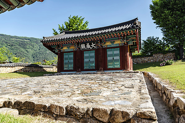 포토 JPG 주간 한국전통 여행 풍경 사람없음 야외 여름 관광지 문화재 국내여행 단양 명승지 대성전 영춘향교 국내포토 자연요소 전통 계절 한국 성전 충청북도 향교 파일형식