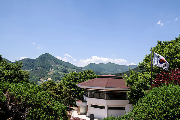 포토 JPG 주간 나무 구름 여행 하늘 풍경 사람없음 야외 여름 관광지 문화재 태극기 국내여행 기념관 단양 명승지 수몰이주기념관 국내포토 자연요소 식물 계절 국기 충청북도 파일형식