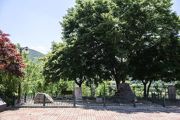 포토 JPG 주간 여행 풍경 사람없음 야외 여름 관광지 문화재 국내여행 단양 명승지 암각자 수몰이주기념관 우화교기사비 탁오대암각자 국내포토 자연요소 계절 비석 충청북도 기념관 석조물 파일형식