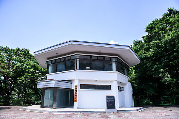 포토 JPG 주간 나무 여행 하늘 풍경 사람없음 야외 여름 관광지 문화재 국내여행 단양 명승지 수몰이주기념관 국내포토 자연요소 식물 계절 충청북도 기념관 파일형식