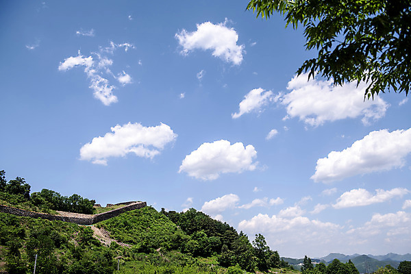 포토 JPG 주간 구름 여행 하늘 풍경 사람없음 야외 여름 관광지 문화재 국내여행 단양 명승지 단양적성 성재산 국내포토 자연요소 계절 산 충청북도 산성 파일형식
