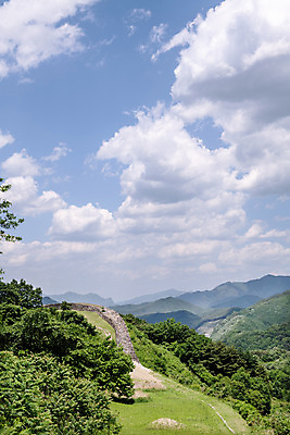 포토 JPG 주간 나무 구름 여행 하늘 풍경 사람없음 야외 여름 관광지 돌_바위 국내여행 단양 명승지 성곽길 단양적성 성재산 국내포토 자연요소 식물 계절 길 산 충청북도 산성 파일형식
