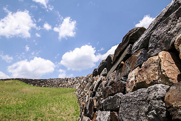 포토 JPG 주간 구름 여행 하늘 풍경 사람없음 야외 여름 관광지 돌_바위 국내여행 단양 명승지 성곽길 단양적성 성재산 국내포토 자연요소 계절 길 산 충청북도 산성 파일형식