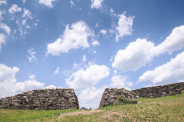포토 JPG 주간 구름 여행 하늘 풍경 사람없음 야외 여름 관광지 돌_바위 국내여행 단양 명승지 성곽길 단양적성 성재산 국내포토 자연요소 계절 길 산 충청북도 산성 파일형식