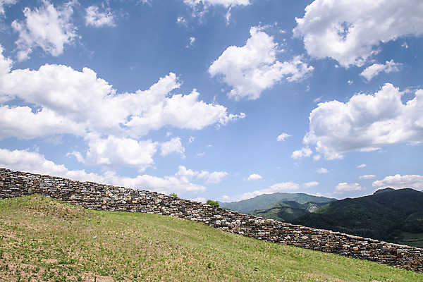 포토 JPG 주간 구름 여행 하늘 풍경 사람없음 야외 여름 관광지 돌_바위 국내여행 단양 명승지 성곽길 단양적성 성재산 국내포토 자연요소 계절 길 산 충청북도 산성 파일형식