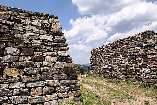 포토 JPG 주간 구름 여행 하늘 풍경 사람없음 야외 여름 관광지 돌_바위 국내여행 단양 명승지 성곽길 단양적성 성재산 국내포토 자연요소 계절 길 산 충청북도 산성 파일형식