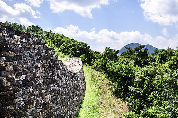 포토 JPG 주간 구름 여행 하늘 풍경 사람없음 야외 여름 관광지 돌_바위 국내여행 단양 명승지 성곽길 단양적성 성재산 국내포토 자연요소 계절 길 산 충청북도 산성 파일형식