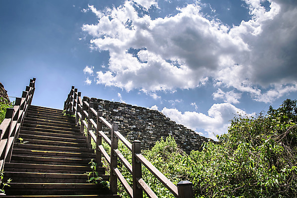 포토 JPG 주간 구름 여행 하늘 풍경 사람없음 야외 여름 관광지 계단 돌_바위 국내여행 단양 명승지 성곽길 단양적성 성재산 국내포토 자연요소 계절 길 산 충청북도 산성 파일형식
