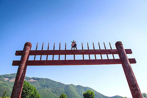 포토 JPG 주간 로우앵글 여행 하늘 풍경 사람없음 야외 여름 관광지 문화재 국내여행 단양 명승지 홍살문 영춘향교 국내포토 자연요소 계절 뷰포인트 전통문 충청북도 향교 파일형식