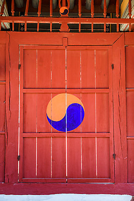 포토 JPG 주간 여행 풍경 사람없음 야외 여름 관광지 문화재 전통문 국내여행 단양 명승지 향교 영춘향교 국내포토 자연요소 계절 고건축 문 충청북도 교육기관 파일형식