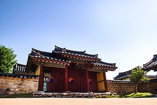 포토 JPG 주간 로우앵글 여행 하늘 풍경 사람없음 야외 여름 관광지 문화재 국내여행 내삼문 단양 명승지 영춘향교 국내포토 자연요소 계절 뷰포인트 전통문 충청북도 향교 파일형식