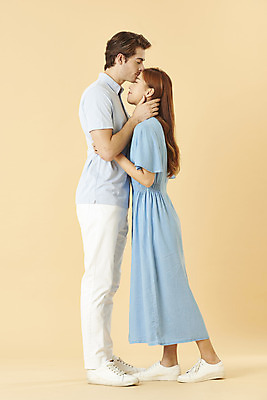 포토 JPG 스튜디오촬영 전신 서양인 외국인 커플 여자 남자 커플라이프 키스 실내 사랑 서기 미소 누끼 20대 성인 두명 옆모습 30대 다정 한국인 다문화 국제결혼 노란배경 성인만 국제커플 국내포토 라이프스타일 감정 뷰포인트 결혼 백그라운드 컨셉 관계 모션 표정 사람 동양인 인종 청년 내부 장년 노란색 사회이슈 애정표현 파일형식