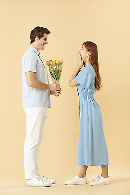 포토 JPG 스튜디오촬영 전신 서양인 외국인 커플 여자 남자 꽃다발 커플라이프 실내 사랑 서기 미소 들기 누끼 20대 성인 두명 옆모습 30대 다정 놀람 기쁨 한국인 다문화 국제결혼 노란배경 성인만 국제커플 국내포토 라이프스타일 꽃 감정 뷰포인트 결혼 백그라운드 컨셉 관계 모션 표정 사람 동양인 인종 청년 내부 장년 노란색 사회이슈 파일형식