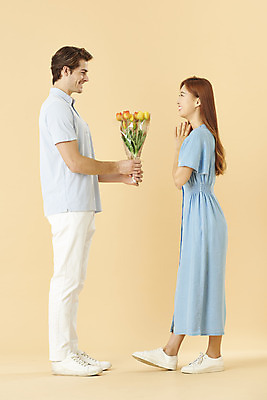 포토 JPG 스튜디오촬영 전신 서양인 외국인 커플 여자 남자 꽃다발 커플라이프 실내 사랑 서기 미소 들기 누끼 20대 성인 두명 옆모습 30대 다정 기쁨 한국인 주기 다문화 국제결혼 노란배경 성인만 국제커플 국내포토 라이프스타일 꽃 감정 뷰포인트 결혼 백그라운드 컨셉 관계 모션 표정 사람 동양인 인종 청년 내부 장년 노란색 사회이슈 파일형식