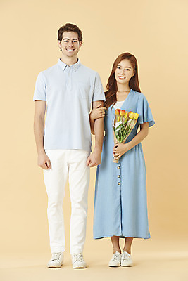 포토 JPG 스튜디오촬영 전신 서양인 외국인 커플 여자 남자 꽃다발 커플라이프 실내 사랑 서기 미소 들기 누끼 20대 성인 두명 앞모습 30대 팔짱 다정 한국인 다문화 국제결혼 노란배경 성인만 국제커플 국내포토 라이프스타일 꽃 감정 뷰포인트 결혼 백그라운드 컨셉 관계 모션 표정 사람 동양인 인종 청년 내부 장년 노란색 사회이슈 파일형식