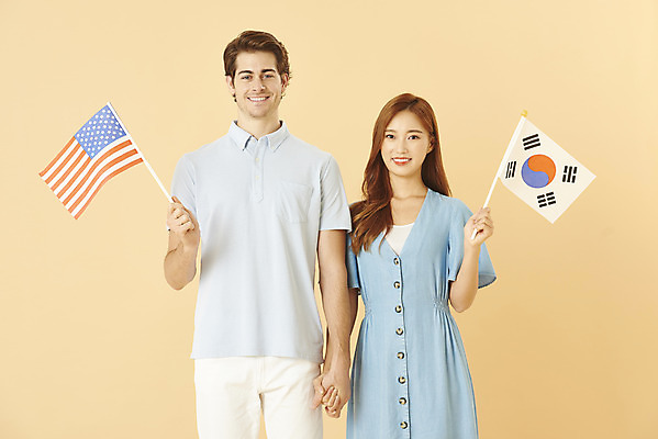 포토 JPG 스튜디오촬영 서양인 외국인 커플 여자 남자 커플라이프 실내 사랑 서기 미소 들기 누끼 상반신 20대 성인 두명 앞모습 30대 손잡기 다정 한국인 성조기 태극기 다문화 국제결혼 노란배경 성인만 국제커플 국내포토 라이프스타일 감정 뷰포인트 결혼 백그라운드 컨셉 관계 모션 표정 사람 동양인 인종 청년 내부 장년 노란색 국기 사회이슈 파일형식