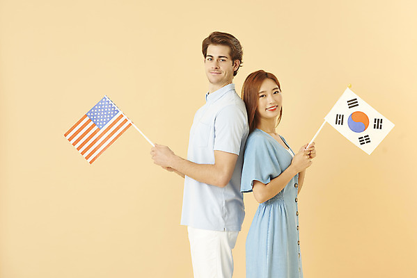 포토 JPG 스튜디오촬영 서양인 외국인 커플 여자 남자 커플라이프 실내 사랑 서기 미소 들기 누끼 상반신 20대 성인 두명 옆모습 30대 다정 한국인 등맞대기 성조기 태극기 다문화 국제결혼 노란배경 성인만 국제커플 국내포토 라이프스타일 감정 뷰포인트 결혼 백그라운드 컨셉 관계 모션 표정 사람 동양인 인종 청년 내부 장년 노란색 국기 사회이슈 파일형식