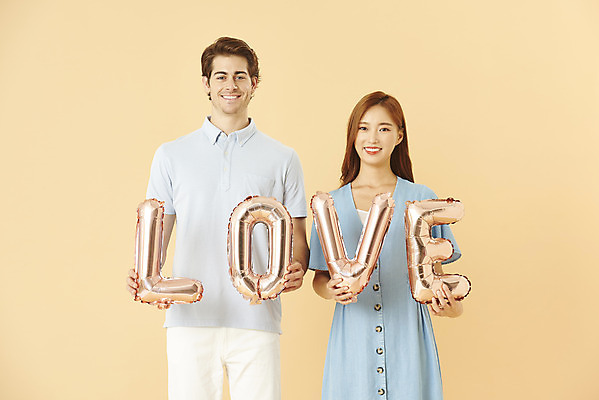 포토 JPG 스튜디오촬영 서양인 외국인 커플 여자 남자 커플라이프 실내 사랑 서기 미소 들기 누끼 상반신 20대 성인 두명 앞모습 30대 다정 한국인 다문화 풍선 국제결혼 노란배경 성인만 국제커플 국내포토 라이프스타일 감정 뷰포인트 결혼 백그라운드 컨셉 관계 모션 표정 사람 동양인 인종 청년 내부 장년 노란색 사회이슈 파일형식