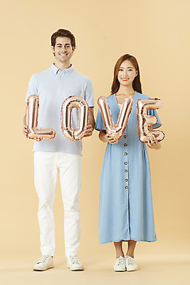 포토 JPG 스튜디오촬영 전신 서양인 외국인 커플 여자 남자 커플라이프 실내 사랑 서기 미소 들기 누끼 20대 성인 두명 앞모습 30대 다정 한국인 다문화 풍선 국제결혼 노란배경 성인만 국제커플 국내포토 라이프스타일 감정 뷰포인트 결혼 백그라운드 컨셉 관계 모션 표정 사람 동양인 인종 청년 내부 장년 노란색 사회이슈 파일형식