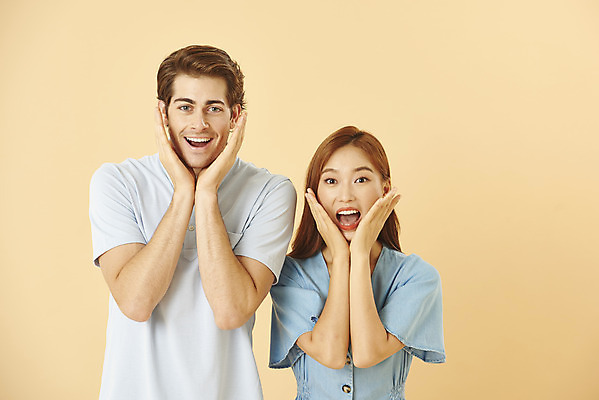 포토 JPG 스튜디오촬영 서양인 외국인 커플 여자 남자 커플라이프 실내 사랑 서기 미소 누끼 상반신 20대 성인 두명 앞모습 30대 턱괴기 다정 놀람 한국인 다문화 국제결혼 노란배경 성인만 국제커플 국내포토 라이프스타일 감정 뷰포인트 결혼 백그라운드 컨셉 관계 모션 표정 사람 동양인 인종 청년 내부 장년 노란색 사회이슈 파일형식