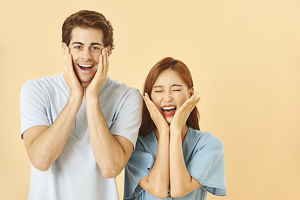 포토 JPG 스튜디오촬영 서양인 외국인 커플 여자 남자 커플라이프 실내 사랑 서기 미소 누끼 상반신 20대 성인 두명 앞모습 30대 턱괴기 다정 한국인 다문화 국제결혼 노란배경 성인만 국제커플 국내포토 라이프스타일 감정 뷰포인트 결혼 백그라운드 컨셉 관계 모션 표정 사람 동양인 인종 청년 내부 장년 노란색 사회이슈 파일형식