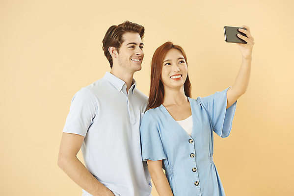 포토 JPG 스튜디오촬영 서양인 외국인 커플 여자 남자 커플라이프 실내 사랑 서기 미소 들기 누끼 상반신 20대 성인 두명 앞모습 옆모습 30대 스마트폰 다정 한국인 셀프카메라 다문화 국제결혼 노란배경 성인만 국제커플 국내포토 라이프스타일 감정 뷰포인트 결혼 백그라운드 컨셉 관계 모션 표정 사람 동양인 인종 청년 내부 장년 핸드폰 스마트기기 노란색 사진촬영 사회이슈 파일형식