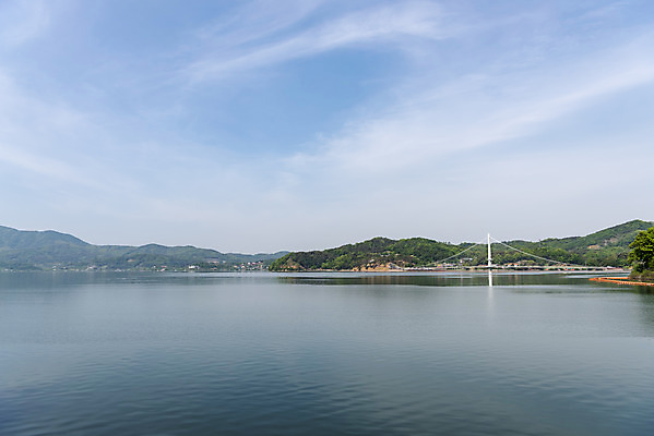포토 JPG 주간 구름 여행 하늘 풍경 사람없음 야외 관광지 봄 국내여행 명승지 출렁다리 예당저수지 국내포토 예산군 자연요소 계절 다리_건축물 저수지 충청남도 파일형식 예산_지역