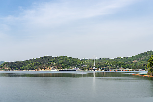 포토 JPG 주간 구름 여행 하늘 풍경 사람없음 야외 관광지 봄 국내여행 명승지 출렁다리 예당저수지 국내포토 예산군 자연요소 계절 다리_건축물 저수지 충청남도 파일형식 예산_지역