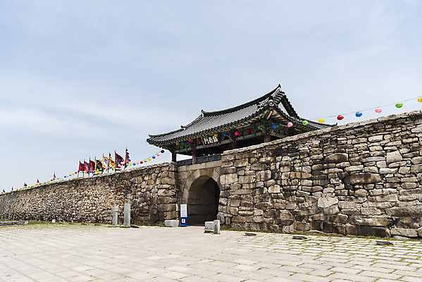 포토 JPG 주간 여행 한국건축 유적지 하늘 돌담 풍경 사람없음 야외 관광지 봄 문화재 성 성벽 연등 국내여행 명승지 사적지 해미읍성 국내포토 자연요소 건축물 계절 건축 고건축 담장 돌_바위 등불 불교용품 서산 파일형식